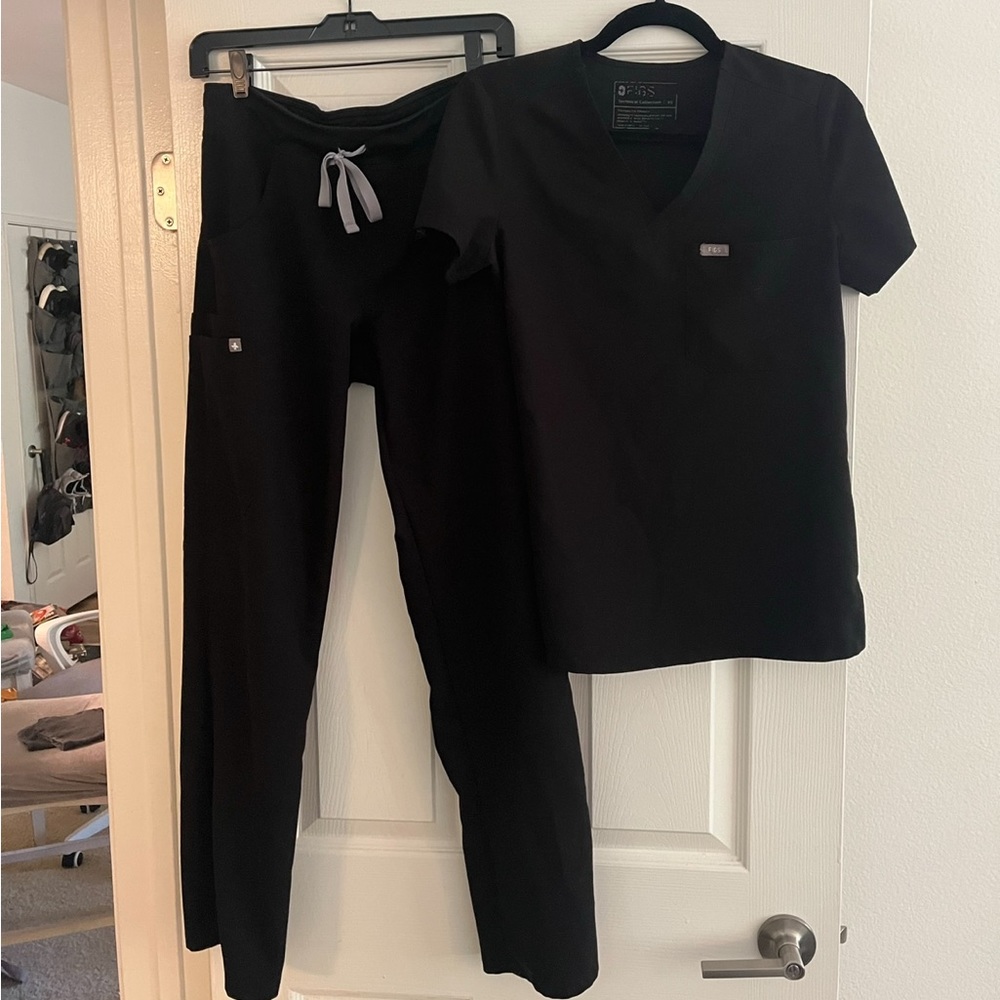 Figs Black Scrub Set